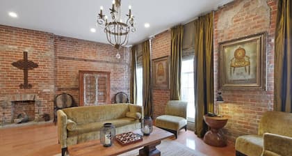 Luxury Condo in the Warehouse District!