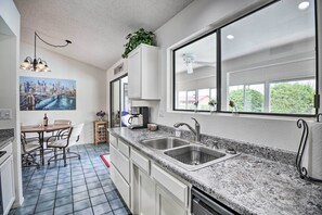 Fridge, microwave, stovetop, dishwasher - 1 Mi to Golf! Family-Friendly Sun City West Home (Sun City West)