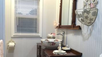 Ducha, secador de pelo, toallas, jabón