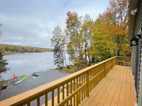 Spacious Pocono Lakefront Retreat w/ Amenities