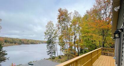 Spacious Pocono Lakefront Retreat w/ Amenities