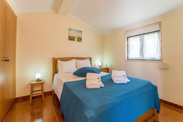 2 bedrooms, iron/ironing board, bed sheets