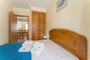 2 bedrooms, iron/ironing board, bed sheets