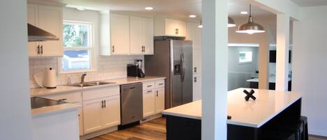 Een koelkast, een microgolfoven, een oven, een vaatwasser