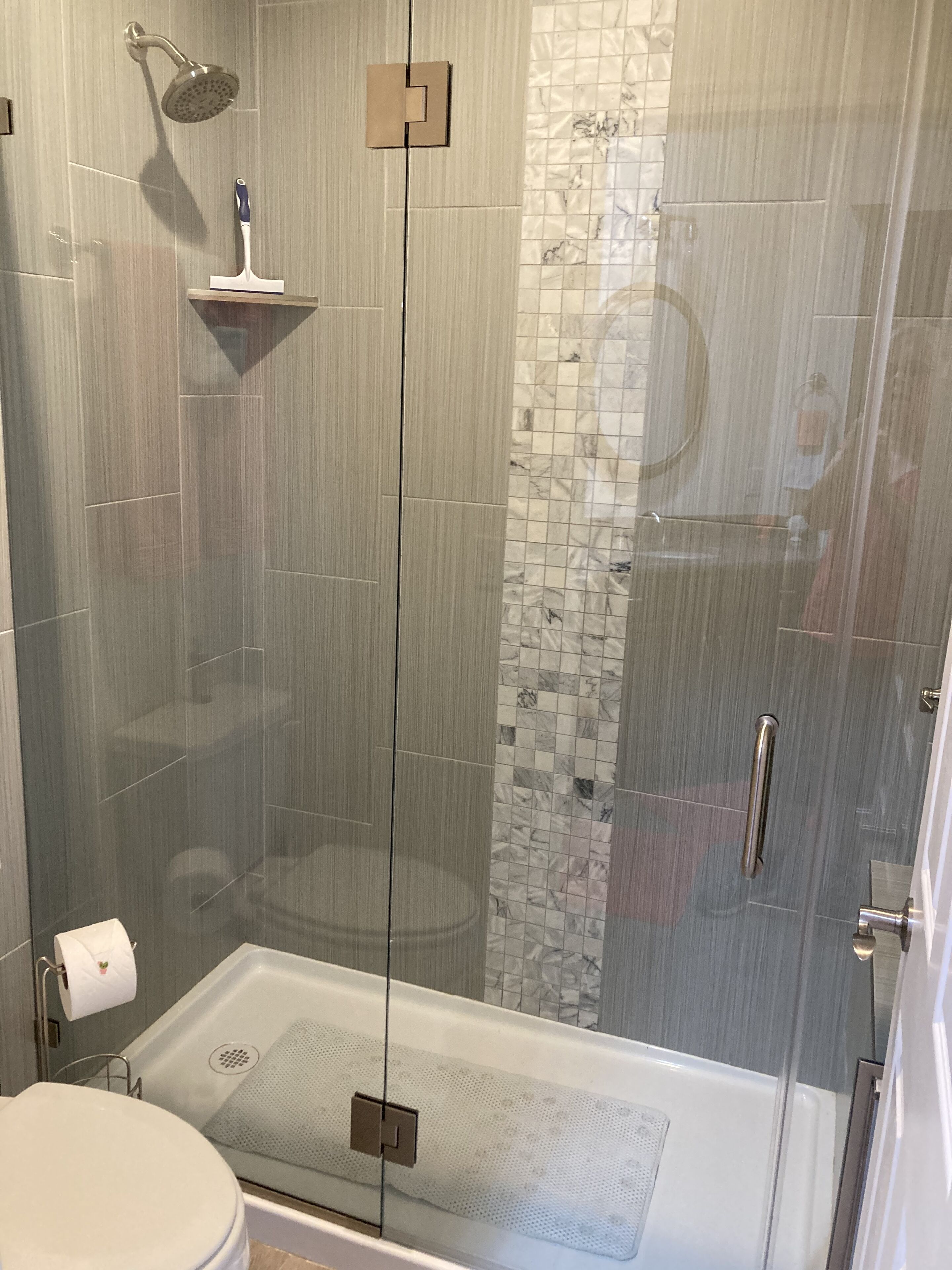 Ensemble douche/baignoire, sèche-cheveux, serviettes fournies, savon