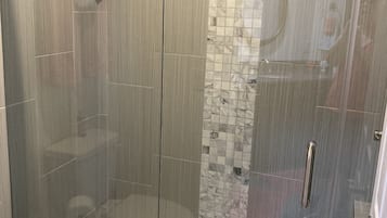 Ensemble douche/baignoire, sèche-cheveux, serviettes fournies, savon