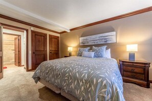 1 bedroom, desk, WiFi