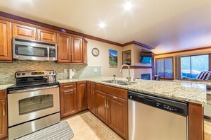 Fridge, microwave, oven, stovetop - Snowbird 106: Upgraded, Steps to Canyon Lodge (Mammoth Lakes)