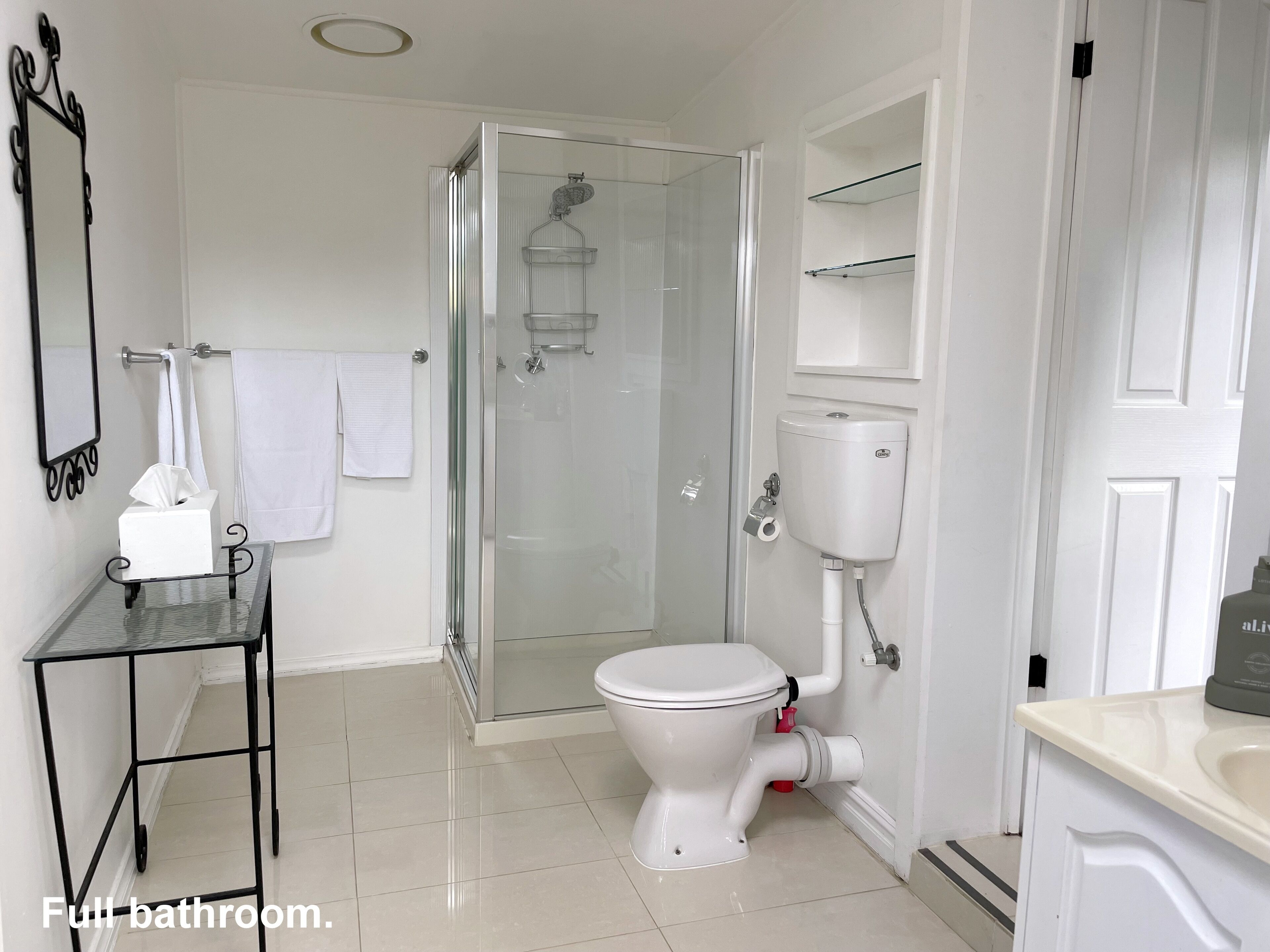 Ein komplettes Badezimmer mit Toilette, Dusche und Waschbecken.