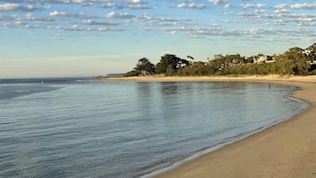 Ubicación cercana a la playa y tumbonas