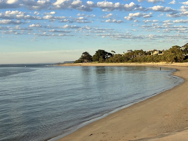 Playa en los alrededores y camastros 