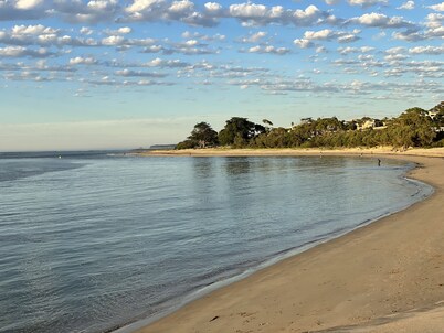 Separate & Self contained apartment in beautiful tropical garden close to beach.