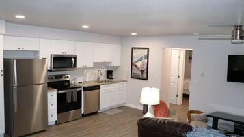 冷蔵庫、電子レンジ、オーブン、コンロ