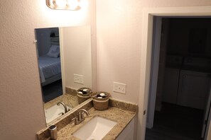 Ensemble douche/baignoire, serviettes fournies, papier toilette