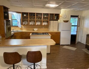 Fridge, microwave, oven, stovetop - Family Friendly Farmhouse (Mena)