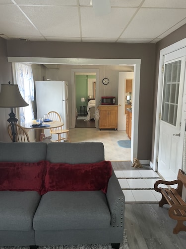 Single bedroom upstairs apartment close to Hillsdale College