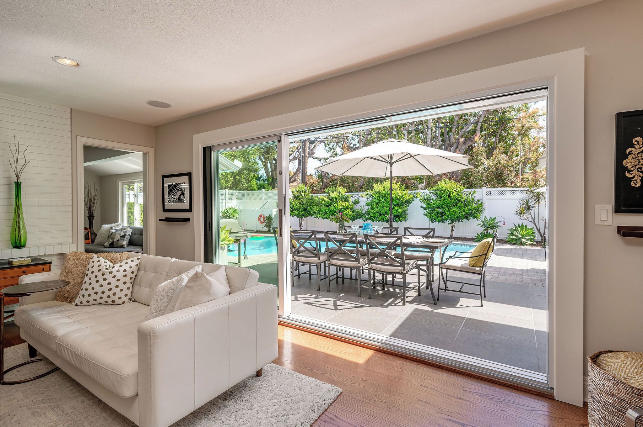 Smart TV, fireplace, books, stereo