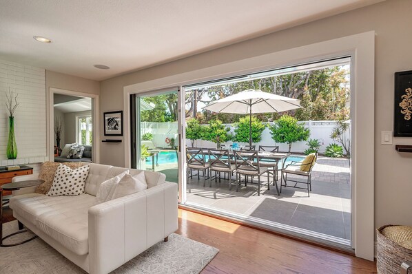 Smart TV, fireplace, books, stereo