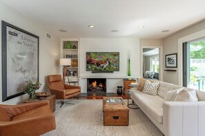 Smart TV, fireplace, books, stereo