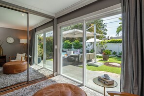 Smart TV, fireplace, books, stereo