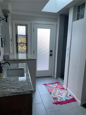 Bathtub, soap, toilet paper - Yaksum Canyon View Property (Cashmere)