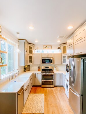 Réfrigérateur, four à micro-ondes, un four, surface de cuisson