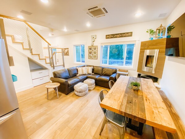 Téléviseur connecté, foyer, lecteur de DVD, livres