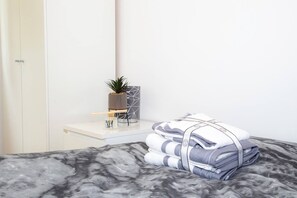 3 bedrooms, iron/ironing board, WiFi, bed sheets - Large Shoreditch, Hoxton 3-Bed Garden Flat (London)