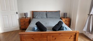 2 bedrooms, iron/ironing board, WiFi, bed sheets - Nice big 2 double bedroom Apartment in the Town (Newquay)