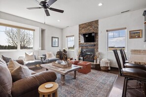 TV, fireplace