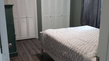 1 bedroom, iron/ironing board, WiFi (free), bed sheets