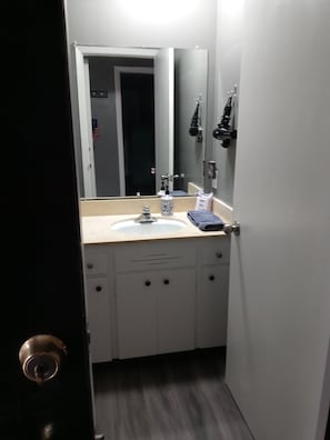 Combined shower/bathtub, hair dryer, towels, soap