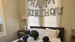 A bedroom with a bed, balloons, and a 'Happy Birthday' sign. - Very Welcoming (East Stroudsburg)