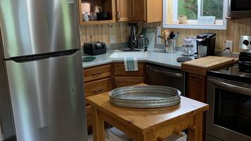 Een koelkast, een magnetron, een oven, een kookplaat