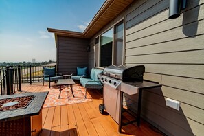 Outdoor dining - The Overlook - Spacious Modern Home with Panoramic Rapid City Views (Rapid City)