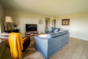 Smart TV, computer monitors - The Overlook - Spacious Modern Home with Panoramic Rapid City Views (Rapid City)