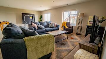 Una Smart TV, una pantalla de ordenador