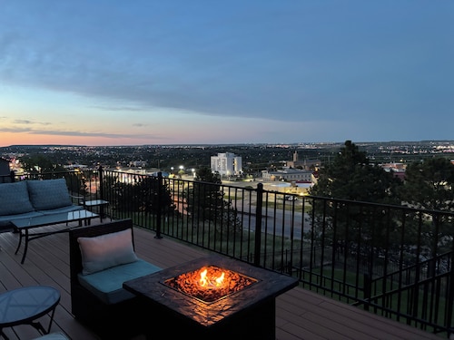 The Overlook - Spacious Modern Home with Panoramic Rapid City Views