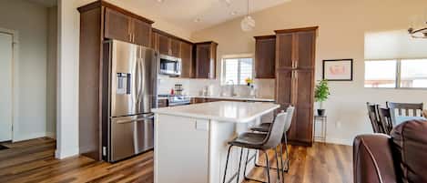 Een koelkast, een magnetron, een oven, een kookplaat