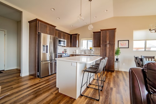 The Overlook - Spacious Modern Home with Panoramic Rapid City Views