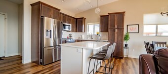 The Overlook - Spacious Modern Home with Panoramic Rapid City Views