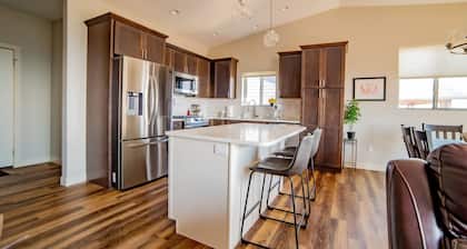 The Overlook - Spacious Modern Home with Panoramic Rapid City Views