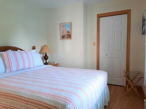 2 bedrooms, desk, iron/ironing board, free WiFi - Harbour Light Haven (North Rustico)