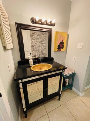 Combined shower/bathtub, hair dryer, towels, soap