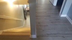 A staircase leading to a dining area with a table and chairs. - 6 beds, 3 bedrooms, grill, small backyard and firepit, close to beach (Fort Walton Beach)