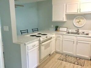 Kjøleskap, mikrobølgeovn, ovn og kokeplater