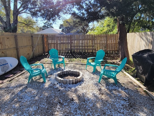 6 beds, 3 bedrooms, grill, small backyard and firepit, close to beach