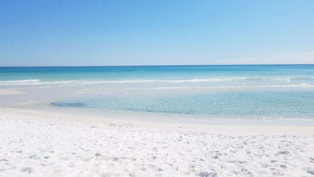 A beach with white sand and clear blue water. - 6 beds, 3 bedrooms, grill, small backyard and firepit, close to beach (Fort Walton Beach)
