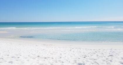 6 beds, 3 bedrooms, grill, small backyard and firepit, close to beach