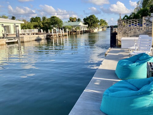 Wow!!!  Deep Water Canal, Swimspa Pool, Kayaks, Walk to Ocean Front Tiki Bar!!